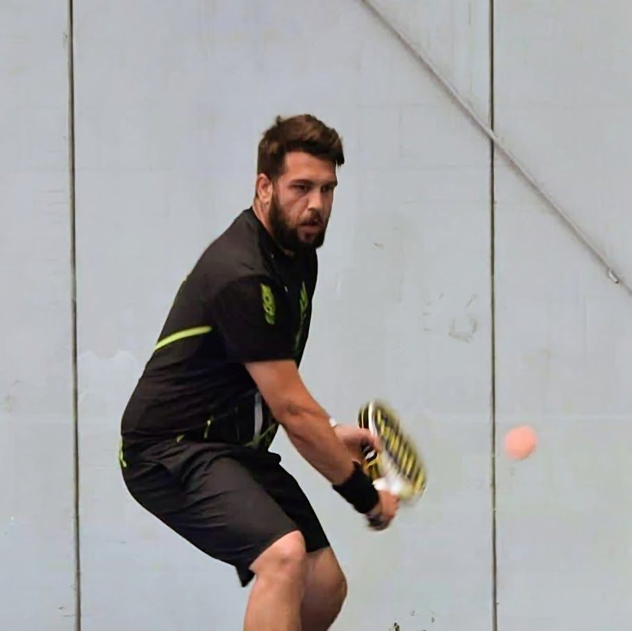 Entrenador de pádel en pista en Málaga