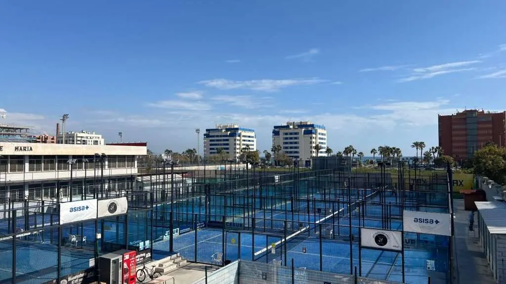 Pistas de pádel al aire libre en Vals Sport Ave María